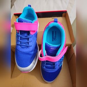 Saucony Kids' Wind A/C Sneaker in a blue and pink colorway with a white midsole